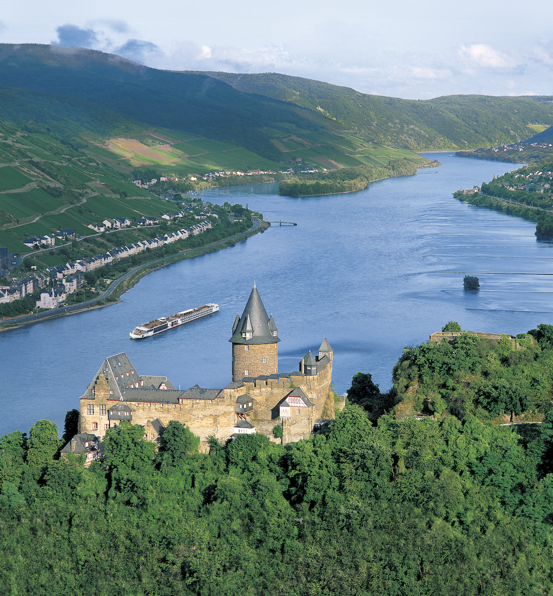 Река мозель приток. Долина Рейна в Германии. Река Рейн в Германии. Долина реки Рейн Германия. Река Рейн в Лихтенштейне.