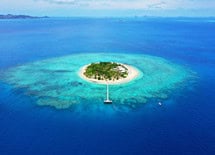 Best islands to visit in Fiji including the Mamanuca Islands, Yasawa Islands, and Coral Coast known for crystal-clear lagoons, snorkeling, and tropical beach resorts