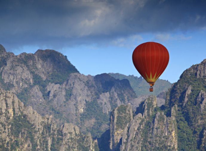 VANG VIENG - LUANG PRABANG BY TRAIN (B)